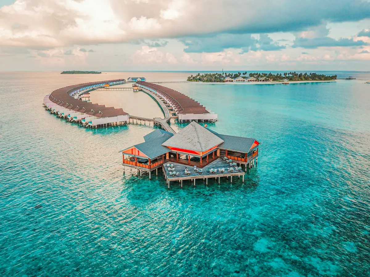 Overwater-Villen eines Inselresorts auf den Malediven